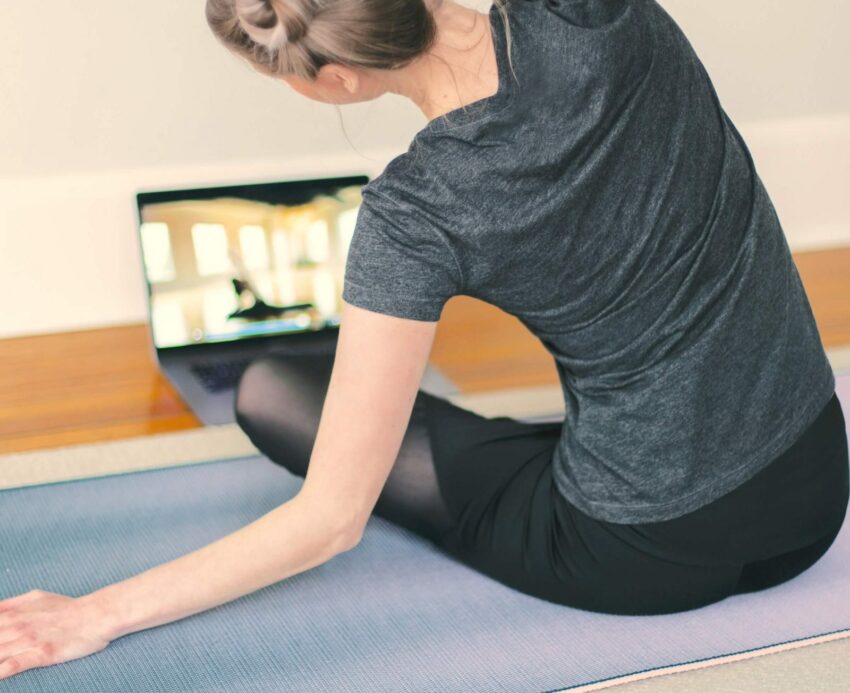 Yoga online vor dem Laptop