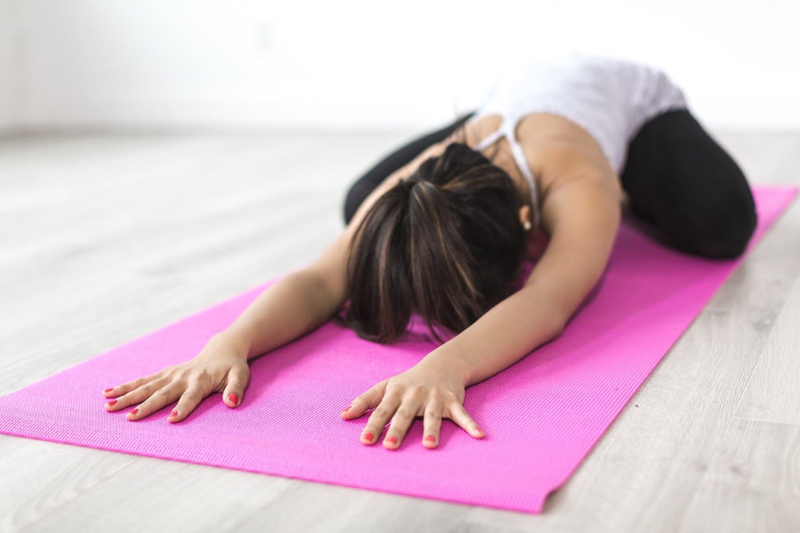 Frau macht Yoga Pose zur Entspannung